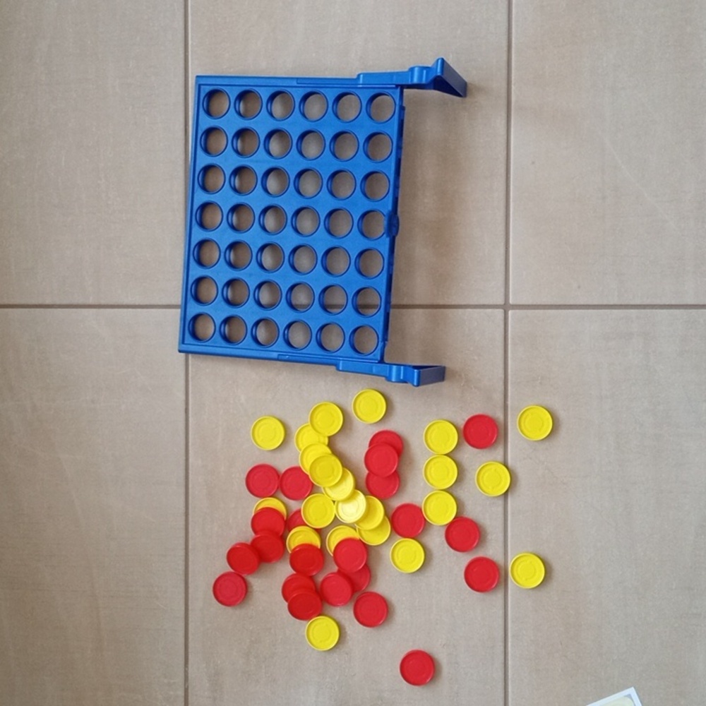 Hasbro Connect 4 - Picture 3 of 5